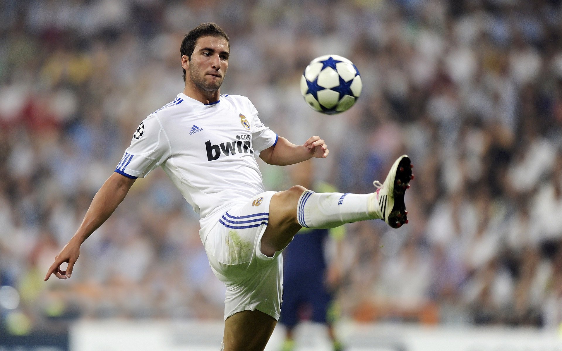 “球场趣事：运动员场外的爆笑趣味瞬间”，球场上运动员的描写