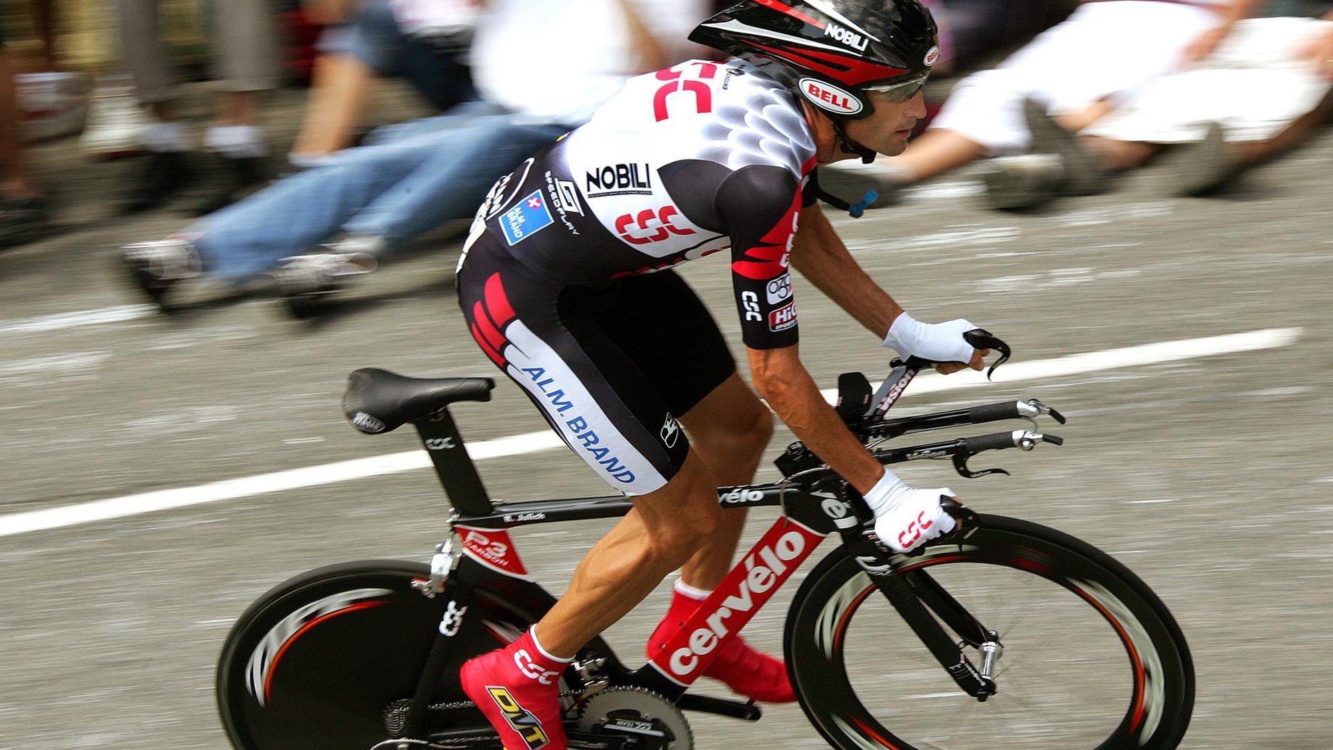 银河极光骑行：天际线边的速度之梦